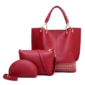 3-teiliges weinrotes Handtaschen-Set mit Nieten und goldener Kette auf weißem Hintergrund
