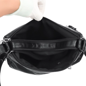 Sac bandoulière noir pour femme avec plusieurs compartiments zippés et intérieur spacieux