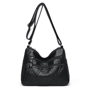 Sac bandoulière noir multi-poches avec surpiqûres losanges et bandoulière réglable