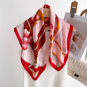 Carré de soie aux motifs équestres et floraux en finition satinée rose et rouge