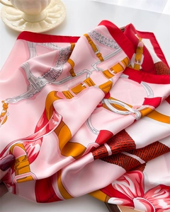 Détail du foulard en soie équestre avec motifs de brides en cuir rose et boucles en métal