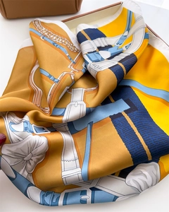 Détail macro d'un foulard en soie à imprimé équestre avec motif de harnais de luxe