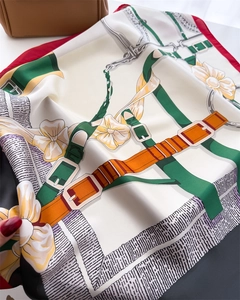 Détail macro du foulard en soie avec motif équestre de mors et motifs floraux vifs