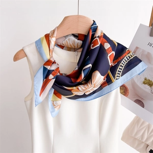 Détail du foulard en soie à imprimé équestre avec motifs de chaînes sur un cintre