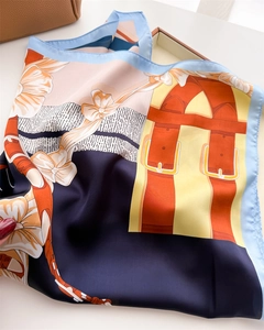 Gros plan d'un foulard en soie de luxe avec imprimé équestre et motifs floraux