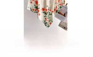 Élégant foulard en soie beige avec imprimé floral orange et sac à main matelassé