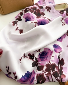 Détail d'un foulard en soie à imprimé floral violet, texture satinée et drapé doux