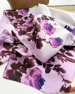 Gros plan d'un foulard en soie à fleurs de roses violettes avec texture satinée