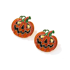 Boucles d'oreilles citrouille d'Halloween en émail orange et strass sur fond blanc