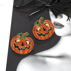 Boucles d'oreilles citrouille d'Halloween avec émail et strass sur fond de fête mystique