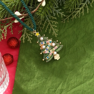 Collier pendentif sapin de Noël avec strass colorés et perles sur branche de pin