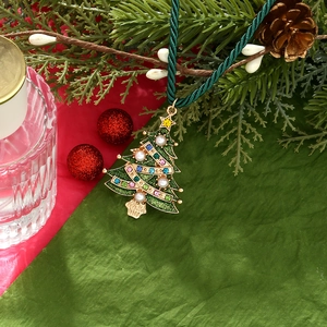 Collier sapin de Noël vintage avec strass colorés et perles sur fond décoratif festif