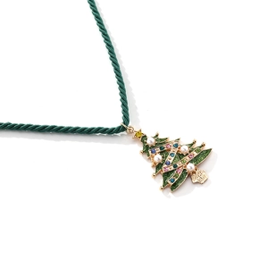 Collier pendentif sapin de Noël avec strass colorés, perles et corde tressée verte