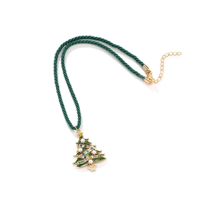 Détail du collier pendentif sapin de Noël avec strass colorés et perles d'imitation