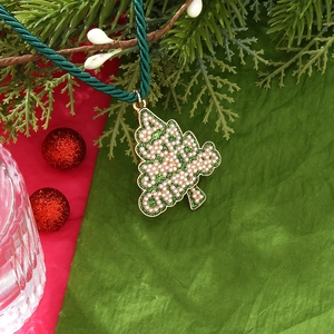 Collier sapin de Noël avec perles et lettrage MERRY CHRISTMAS sur pendentif vert