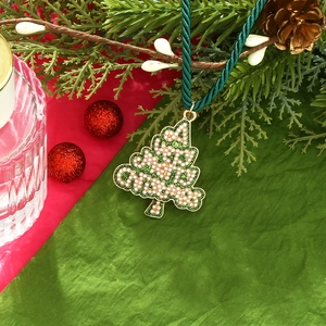 Pendentif sapin de Noël avec perles et texte Merry Christmas sur un fond festif élégant