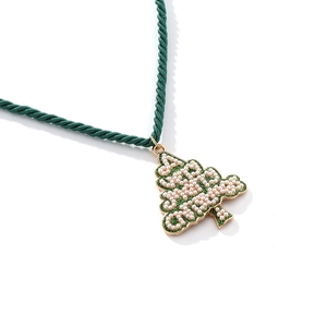 Vue détaillée du pendentif sapin de Noël avec perles nacrées et chaîne en corde verte