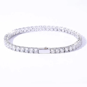 Bracciale tennis classico in argento con zirconi tondi e chiusura di sicurezza