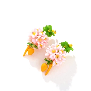 Boucles d'oreilles fleuries faites main avec fleurs roses et feuilles style pastoral