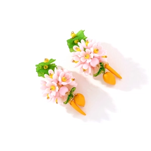 Vue détaillée de boucles d'oreilles fleurs faites main avec pétales roses et fruits