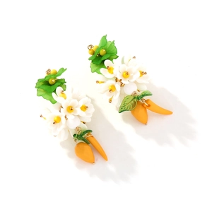 Boucles d'oreilles fleuries avec feuilles vertes et pendentifs carotte sur fond blanc