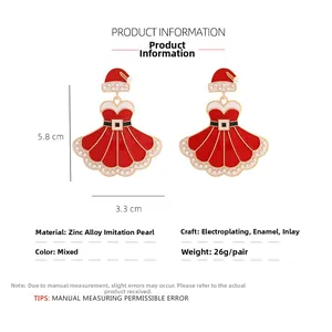 Vue détaillée des boucles d'oreilles robe de Noël avec émail rouge et perles