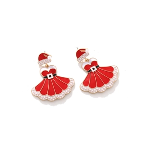 Boucles d'oreilles robe de Noël en émail rouge et perles sur fond blanc