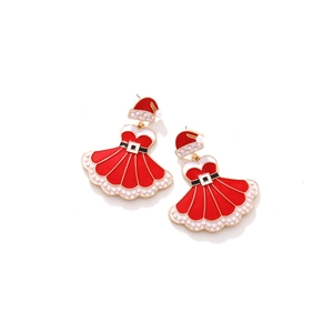 Vue détaillée des boucles d'oreilles bonnet de Noël et jupe en émail rouge et doré