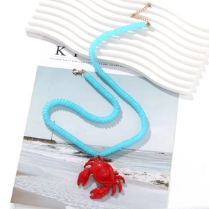 Perlenkette mit rotem Emaille-Krabbenanhänger und blauen Glasperlen für Damen
