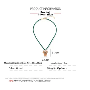 Détails du collier pendentif élan en émail montrant la taille 3,3x2,5cm et la chaîne