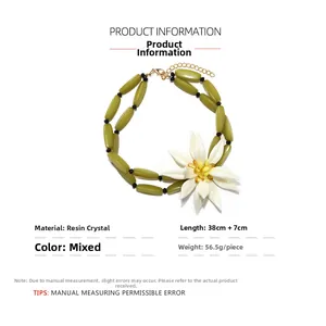 Détail de fleurs 3D en résine sur collier de perles vertes avec dimensions précises