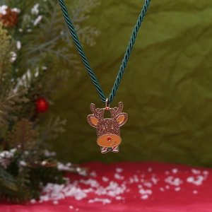 Collier de Noël avec pendentif renne et cordon vert sur fond de décor festif