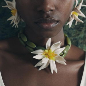 Détail du collier de fleurs en résine fait main et boucles d'oreilles assorties