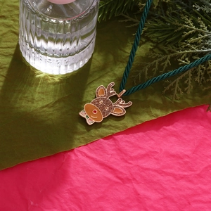 Collier avec pendentif renne de Noël coloré, détails en émail et cordon torsadé vert