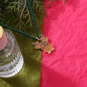 Collier pendentif renne de Noël avec paillettes brunes et bordure dorée sur cordon vert