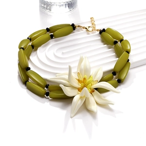 Détail du collier ras du cou avec grande fleur 3D en résine et perles vert olive élégantes