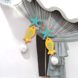 Orecchini pendenti vintage a forma di stella marina e pesce tropicale con perle e smalto