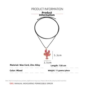 Dettaglio della collana in corda nera da 130cm con pendente a forma di aragosta