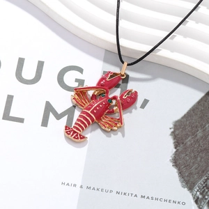 Collana con ciondolo aragosta in smalto rosso con cristalli rosa e cordino nero regolabile