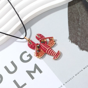 Collana con ciondolo a aragosta in smalto rosso e cristalli colorati su cordino
