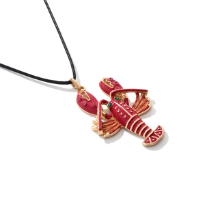 Collana con ciondolo aragosta in smalto rosso con strass colorati su cordino nero