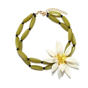 Collier artisanal en perles avec grande fleur en résine 3D et perles vertes