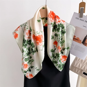 Carré de soie élégant avec imprimé floral de roses orange sur fond crème soyeux
