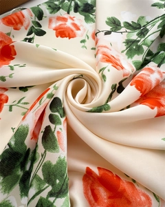 Gros plan détaillé montrant la texture de soie lisse et les motifs floraux vifs