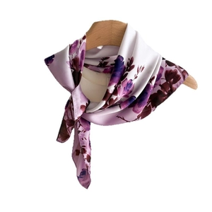 Carré en soie élégant avec imprimé floral dégradé violet sur un cintre en bois