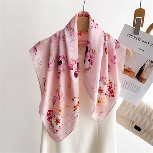 Élégant foulard en soie à imprimé floral rose sur cintre avec robe de mode