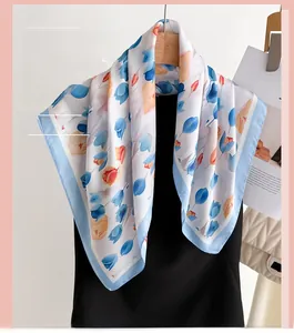 Dettaglio di sciarpa di seta con stampa floreale di tulipani blu e arancio su raso bianco
