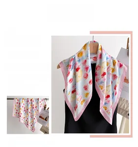 Dettaglio di elegante foulard in seta con stampe di tulipani rosa e bordi rifiniti