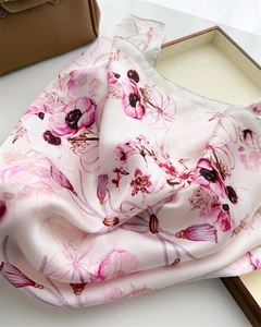 Gros plan détaillé d'un foulard en soie à imprimé floral avec lustre satiné doux et fleurs
