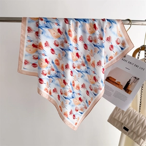 Vista dettagliata di un foulard in raso con stampa floreale di tulipani rosa arancio e blu